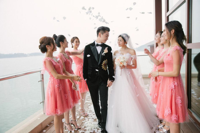 陈晓和陈妍希婚礼在京举行 钟欣潼陈乔恩等组最美伴娘团